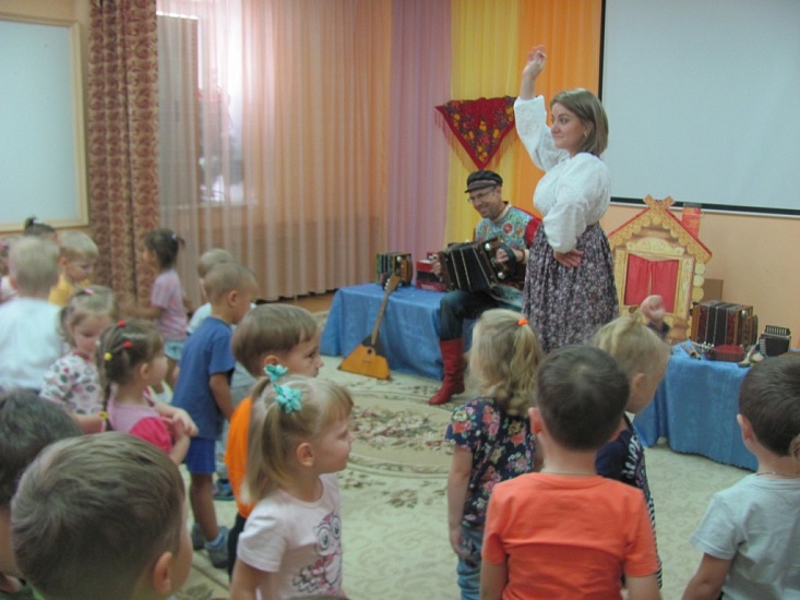 Дошколята Ленинского района познакомились 
с одним из символов Саратова – саратовской гармоникой