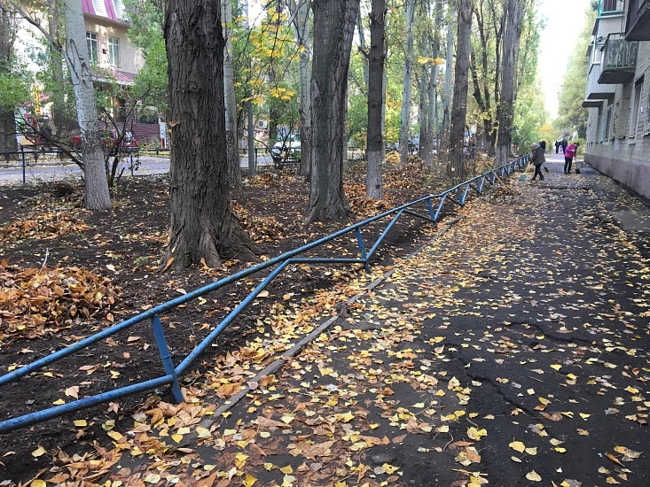 Проведена санитарная очистка скверов в 
Октябрьском районе