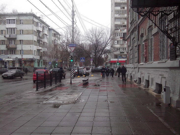 Администрация Октябрьского района держит 
на контроле очистку города от снега и наледи