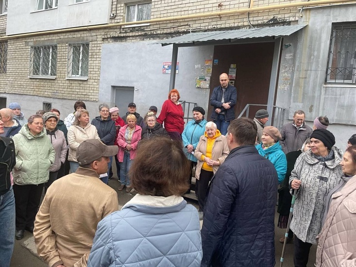На встрече с жителями дома по ул.Мира обсудили планы по ремонту дворовой территории