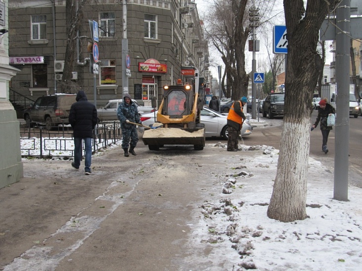 В выходные в уборке снега было задействовано 
более ста единиц техники
