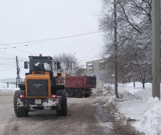 В уборка снега в Заводском районе задействовано 
более 600 человек