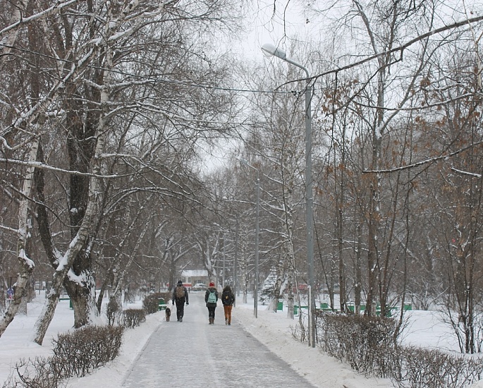 В центре Саратова продолжается уборка 
снега