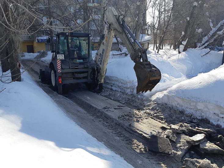 В Кировском районе проводится работа по 
расчистке от снега и наледи дворов многоквартирных домов