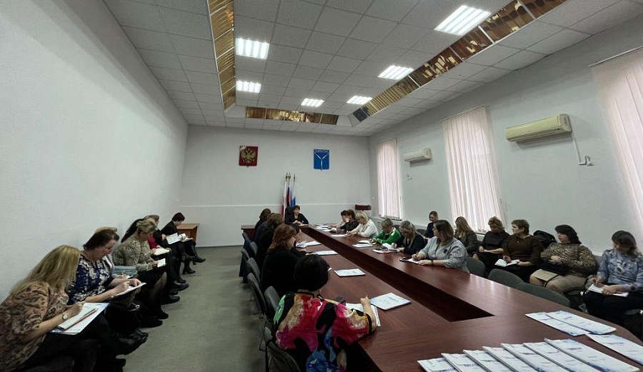 В Октябрьском районе состоялось рабочее 
совещание с руководителями образовательных учреждений