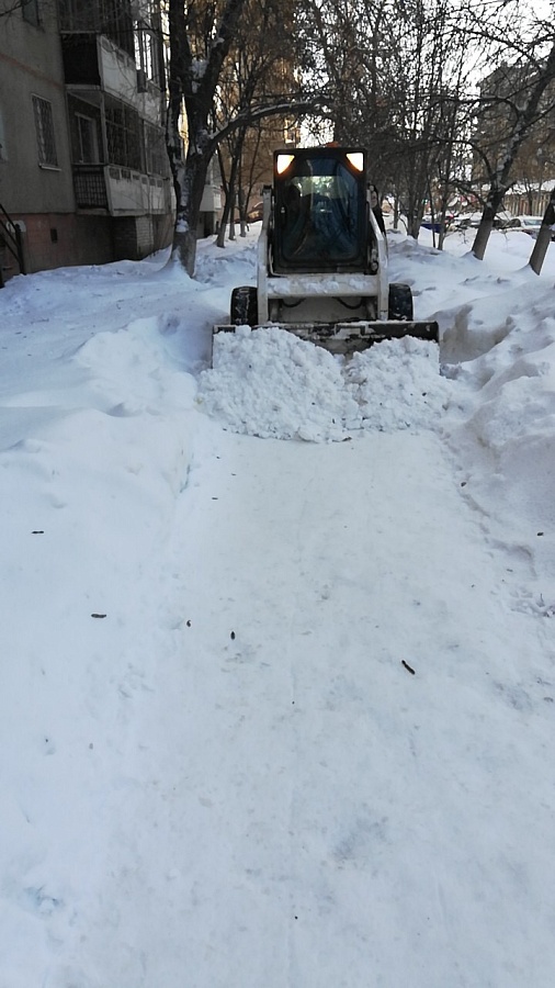 В Октябрьском районе круглосуточно благоустраивают 
улицы