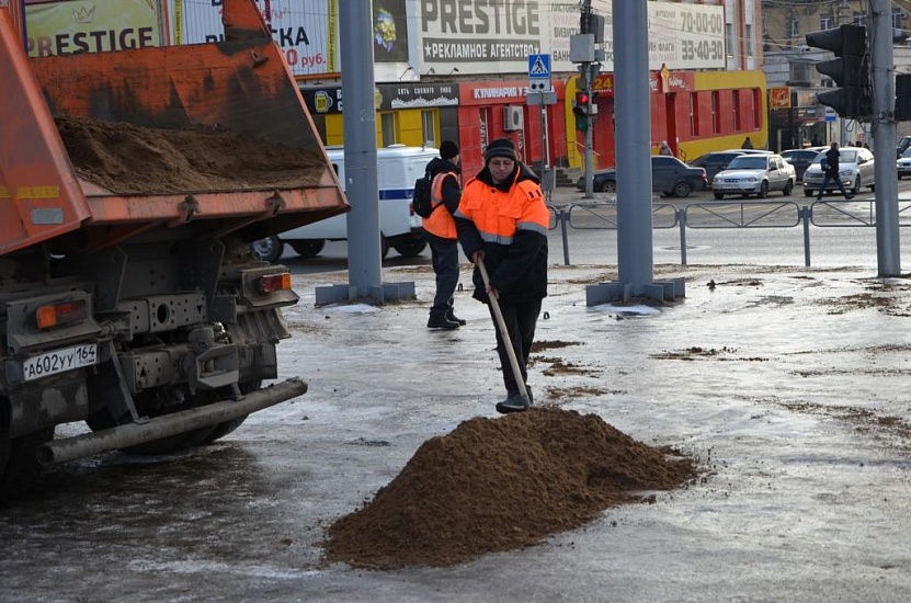 Продолжается уборка дорожного полотна 
и тротуаров