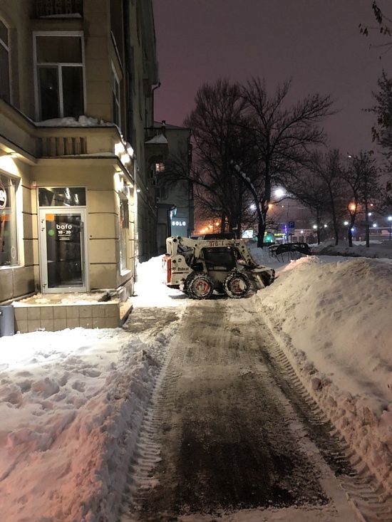 В центре города проходят работы по очистке 
территорий от снега