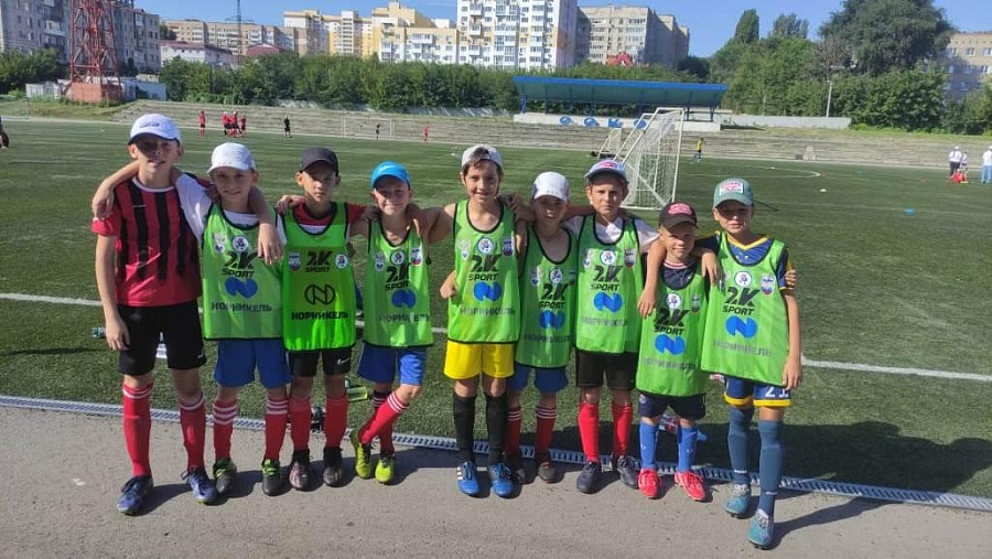 Команда лицея №107 заняла первое место в 
городском соревновании по футболу