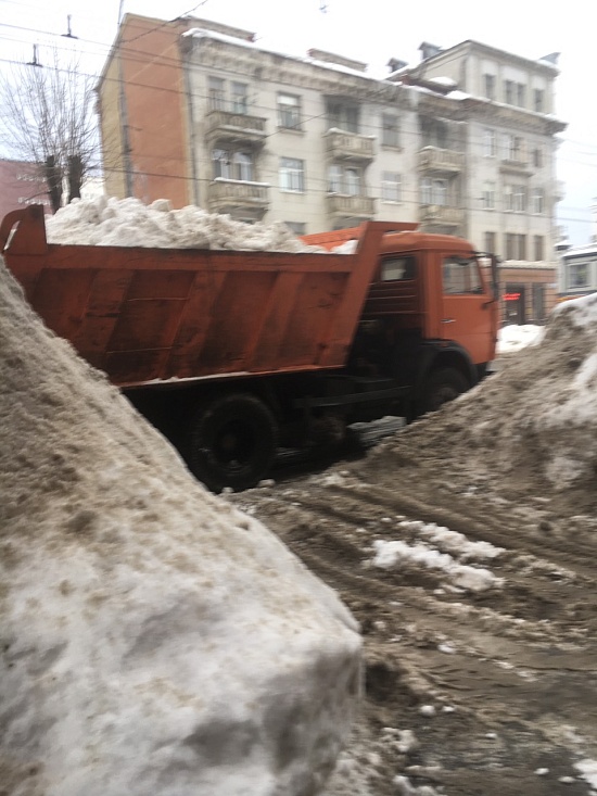 За сутки с территории Октябрьского района 
вывезли более 1 тыс. кубометров снега