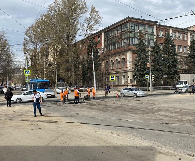 Ямочный ремонт. На территории областного 
центра продолжаются работы по устранению выбоин