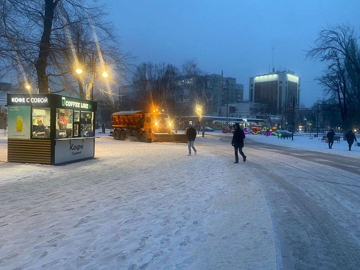 Во Фрунзенском районе проводятся мероприятия 
по уборке снега