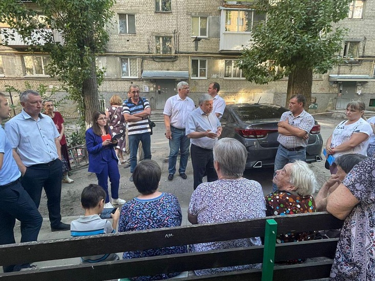 Алексей Постнов встретился с жителями 
дома по ул. Слонова