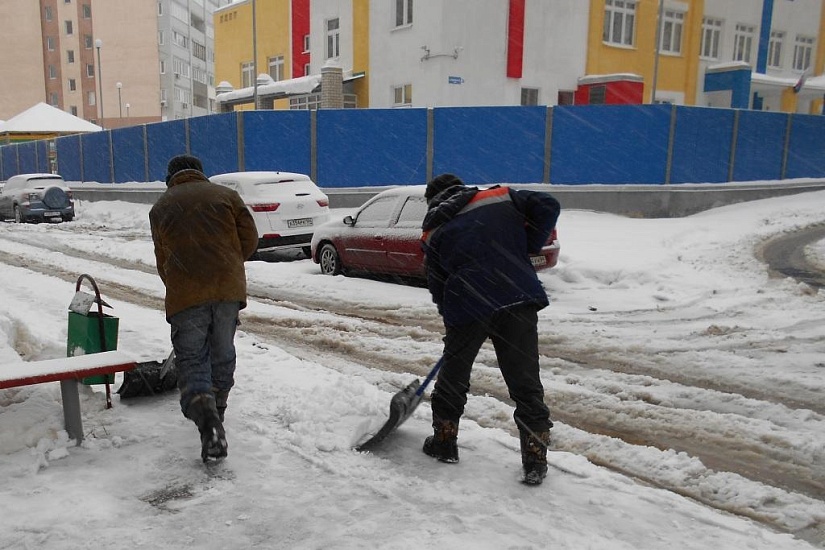 В Заводском районе продолжаются работы 
по уборке снега