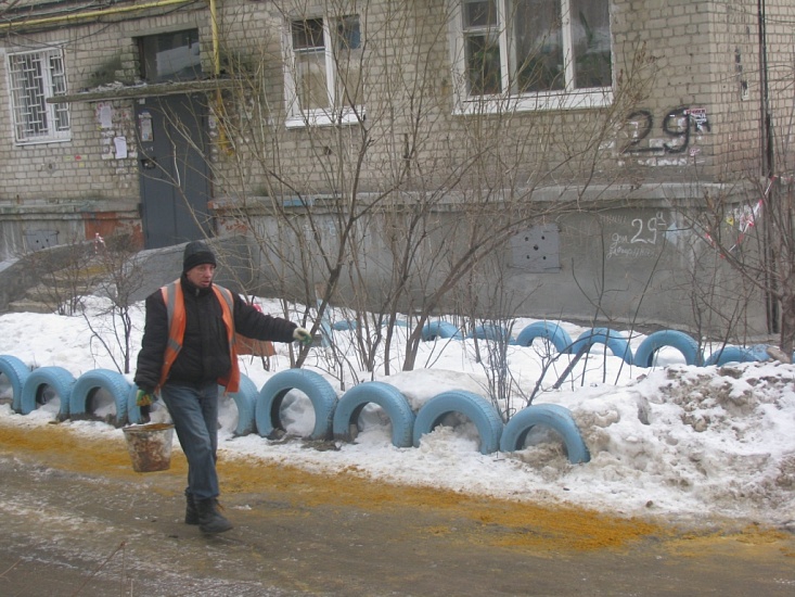 Продолжаются работы по борьбе с наледью 
и снежными завалами