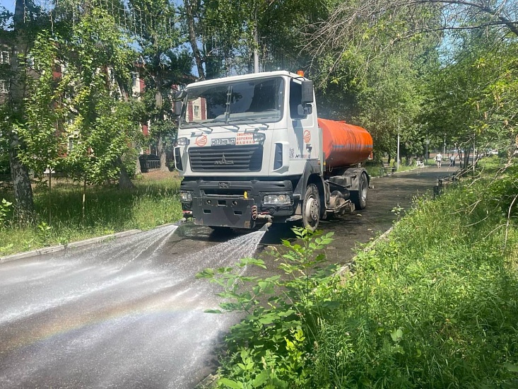 Коммунальные службы продолжают благоустраивать город