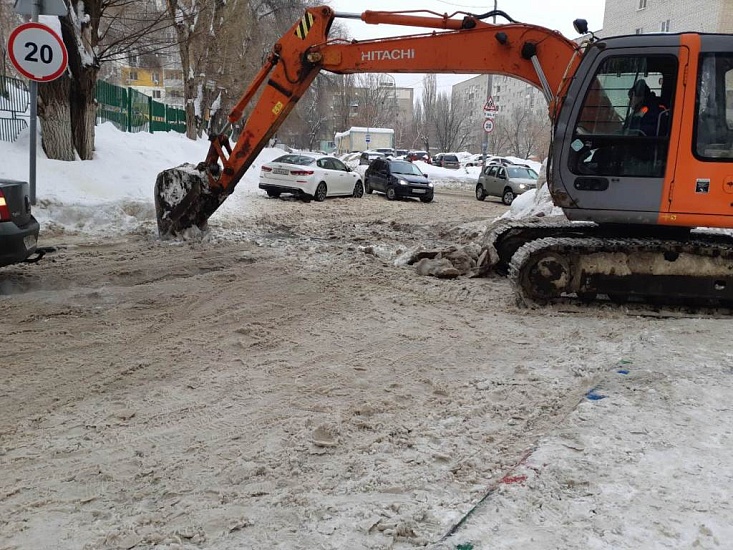 В Заводском районе продолжается круглосуточная 
уборка снега и наледи