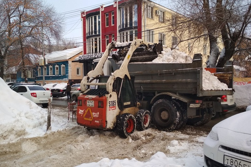 Во Фрунзенском районе продолжается уборка 
территории