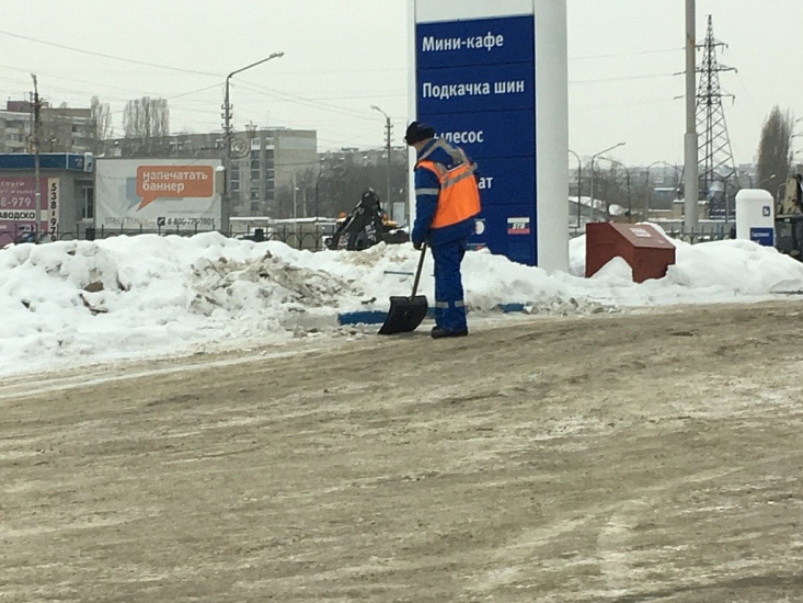 В связи с возобновившимися неблагоприятными 
погодными условиями на улицы Заводского района выведена техника для уборки снега и наледи