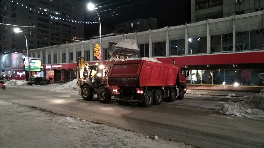 В Кировском районе продолжаются работы 
по уборке снега