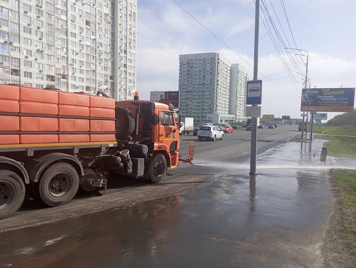 Коммунальными службами в круглосуточном 
режиме проводятся мероприятия по уборке города