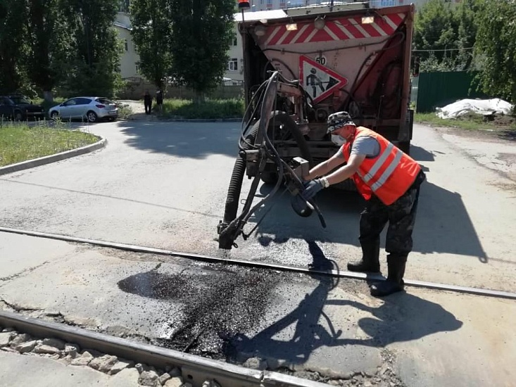 В Саратове продолжаются работы по ямочному 
ремонту