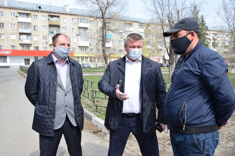 Михаил Исаев призвал подрядчиков увеличить 
количество рабочих, занятых на ремонте тротуаров в Заводском районе