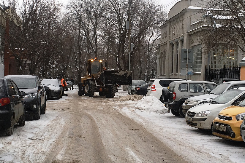 В ночь в Волжском районе продолжались работы 
по расчистке и вывозу снежных масс