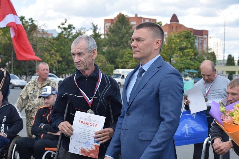 На Театральной площади состоялись соревнования 
по фигурному вождению автомобиля с ручным управлением