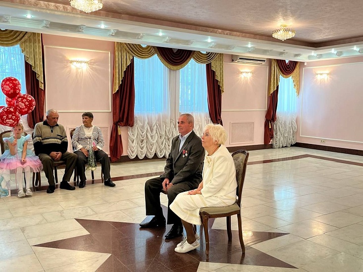 Глава администрации Заводского района 
Андрей Марусов поздравил семью Жариновых с 50-летием со дня заключения брака