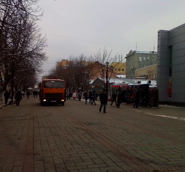 Центр города очищают от снега и наледи
