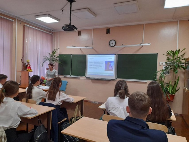 В образовательных учреждениях Октябрьского 
района состоялся цикл внеурочных занятий «Разговоры о важном»