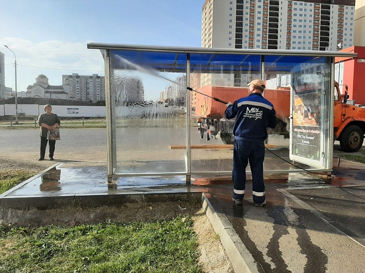 На территории Кировского района продолжаются 
мероприятия по помывке остановочных павильонов