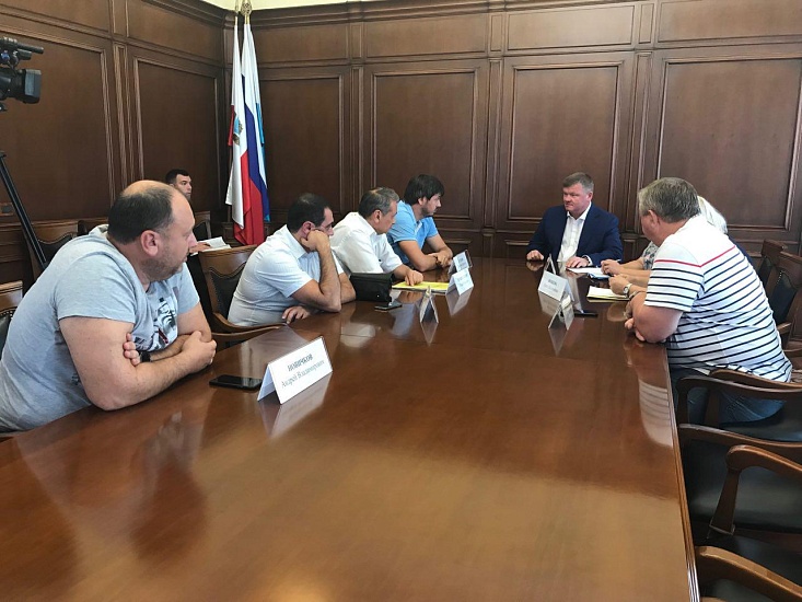 Глава Саратова Михаил Исаев встретился 
с руководителями подрядных организаций, ведущих строительство образовательных учреждений