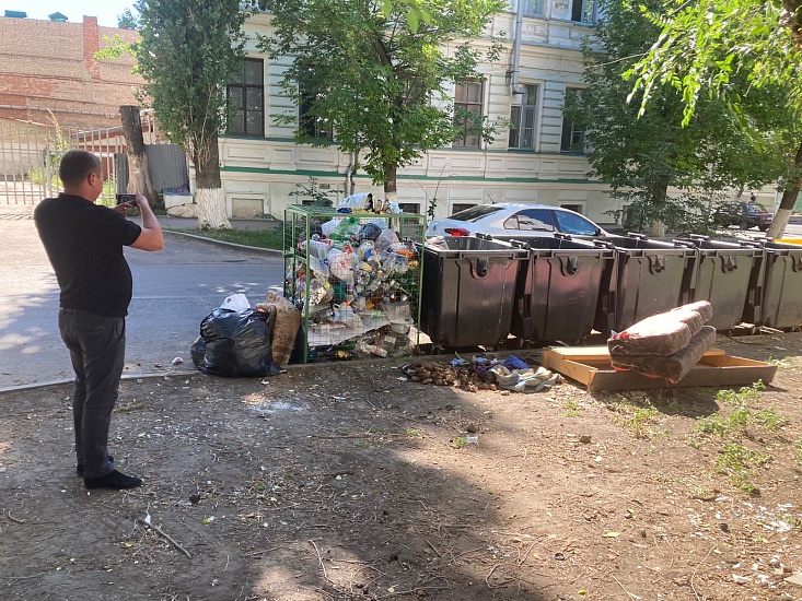 В Октябрьском районе проверили своевременность 
вывоза мусора