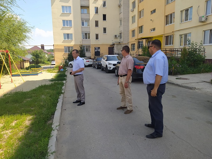 Владимир Бьятенко осмотрел состояние детских 
площадок в пос. Юбилейный