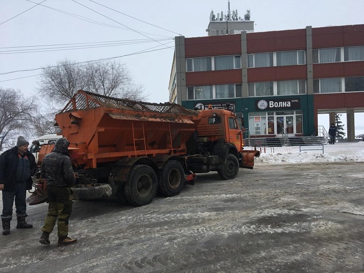 В Волжском районе работы по очистке территории 
от снега и наледи проводятся в круглосуточном режиме