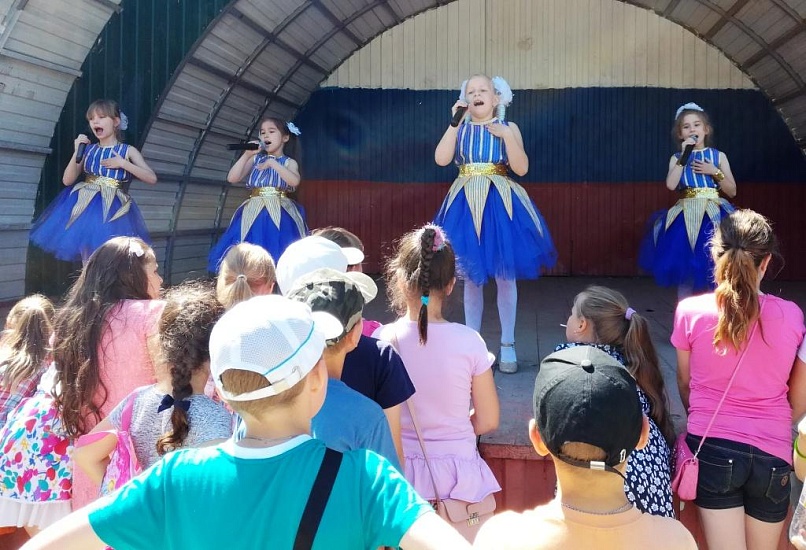 В сквере «Дружба народов» состоялось торжественное 
закрытие летних площадок