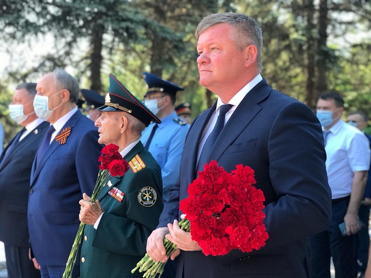 Валерий Радаев и Михаил Исаев возложили 
цветы к монументу «Воин-освободитель»