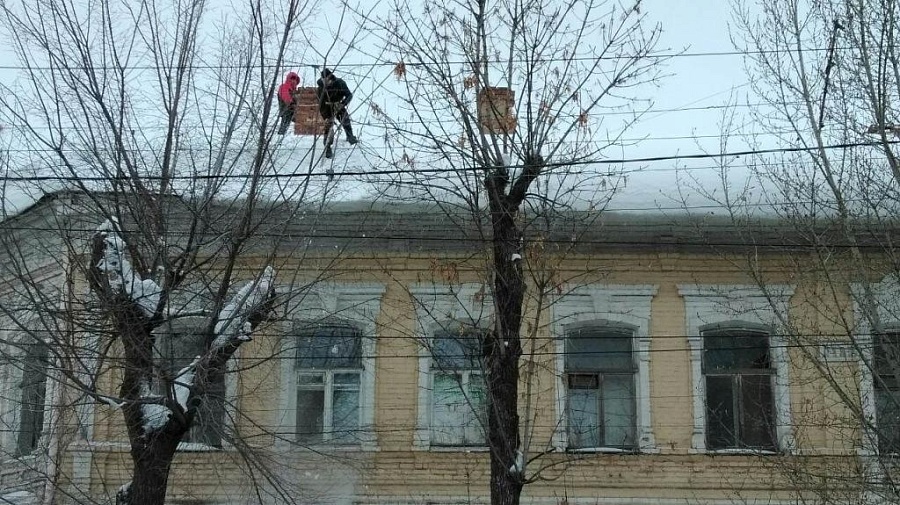 Проведена очистка 68 крыш жилых домов