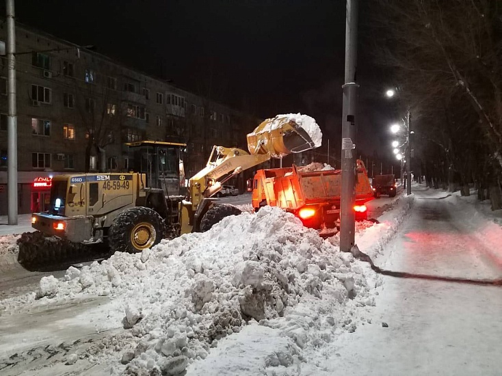 Всю ночь коммунальные службы очищали город 
от снега и наледи