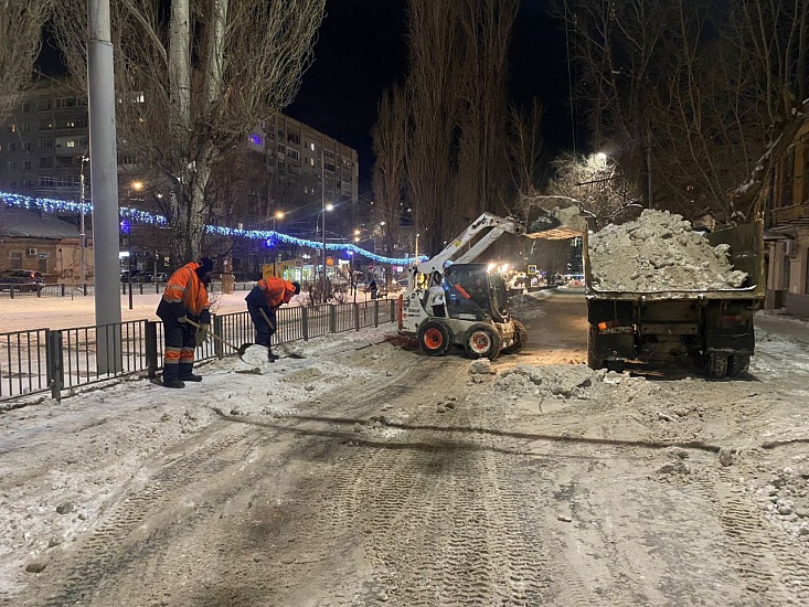 Всю ночь коммунальные службы очищали город 
от снега и наледи