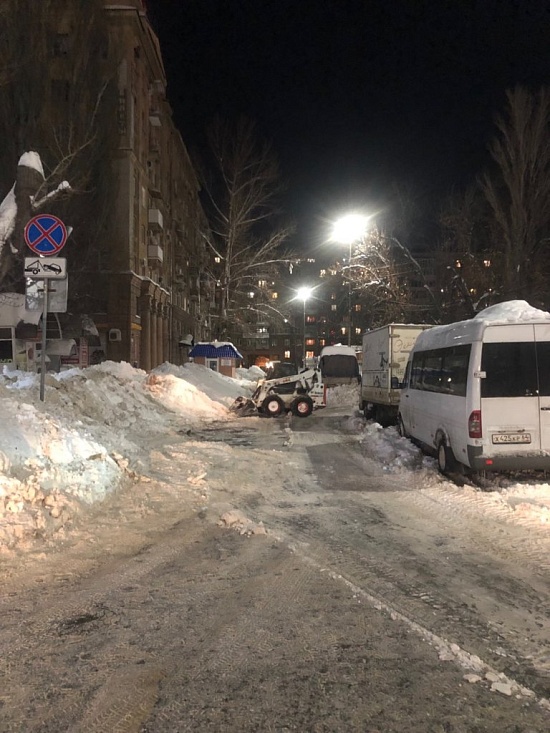 В центре города во Фрунзенском районе продолжается 
чистка снега с вывозом