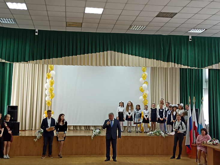 Алексей Постнов поздравил выпускников 
Фрунзенского района с праздником Последнего звонка