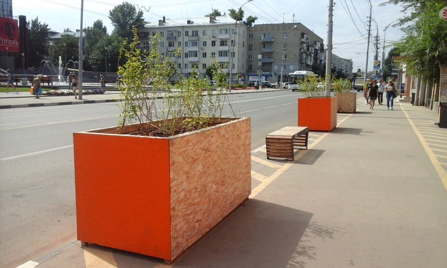 На улице Чапаева восстановили клумбы тестового 
благоустройства