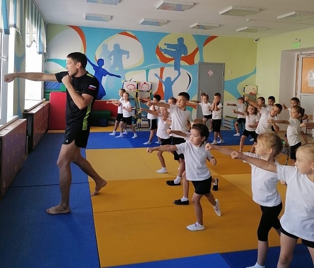 В честь «Дня физкультурника» на территории 
Кировского района прошли школьные соревнования