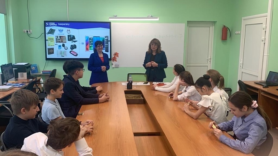 Елена Перепелицина провела открытый «Урок 
цифры» в гимназии № 3
