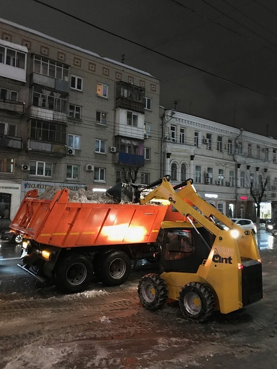 Фрунзенский район очищают от снега и наледи