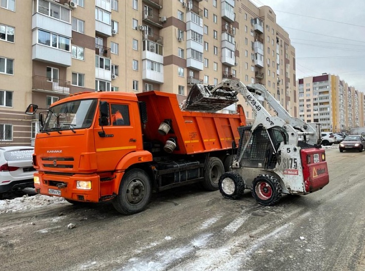 Улицы города убирают более 200 единиц спецтехники
