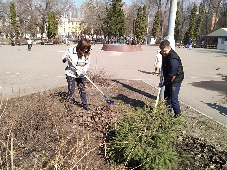 В Сквере дружбы народов прошел семейный 
субботник